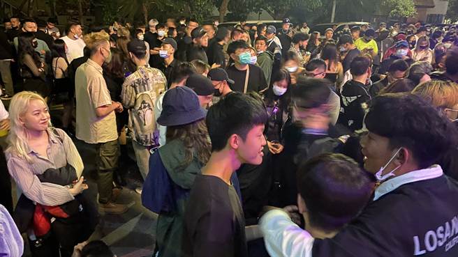 台中知名夜店「Super House Nightclub」昨晚涌进上千人，全是为看饶舌歌手蛋堡表演。（图／警方提供）