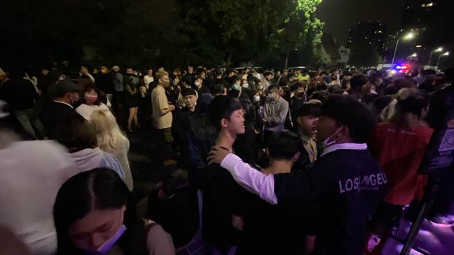 台中知名夜店「Super House Nightclub」昨晚涌进上千人，全是为看饶舌歌手蛋堡表演。（图／警方提供）