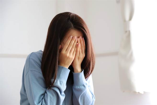 一名婦人發現丈夫與年輕女子共處一室照片，向對方家人指年輕女是小三，遭提告妨害名譽。（示意圖，達志影像/shutterstock）