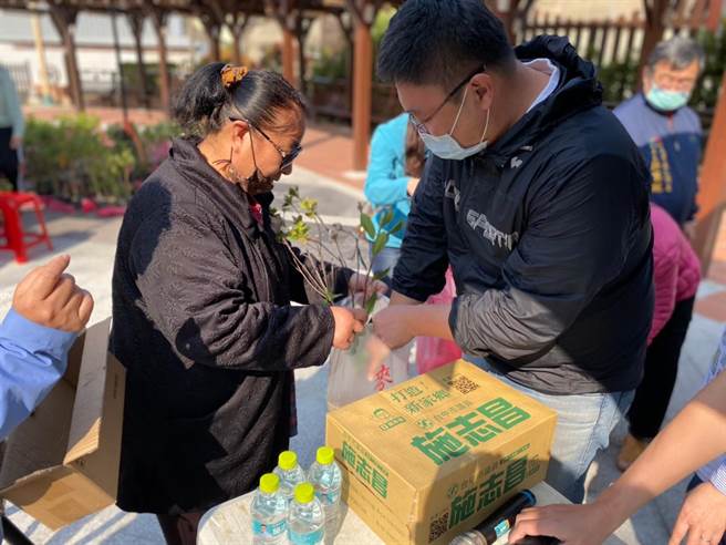 市议员施志昌与华山基金会及东势林管处，于大甲公二公园举办「捐发票、赠树苗」活动。（陈淑娥摄）