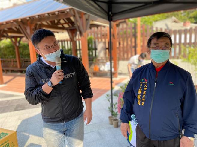 市议员施志昌与华山基金会及东势林管处，于大甲公二公园举办「捐发票、赠树苗」活动。（陈淑娥摄）