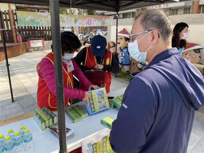 市议员施志昌与华山基金会及东势林管处，于大甲公二公园举办「捐发票、赠树苗」活动。（陈淑娥摄）