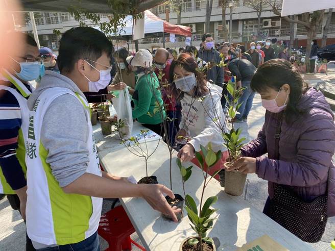 市议员施志昌与华山基金会及东势林管处，于大甲公二公园举办「捐发票、赠树苗」活动。（陈淑娥摄）