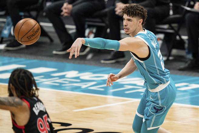 黃蜂後衛拉梅洛鮑爾表演不看人傳球的漂亮技巧。(美聯社)