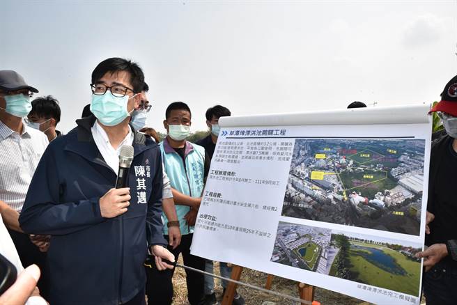 高雄市长陈其迈14日上午到仁武区视察北屋排水上游滞洪池开辟计画。（林瑞益摄）