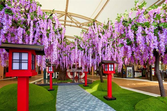 台中港店_紫藤花瀑仙境。（台中港三井OUTLET提供／陳淑娥台中傳真）