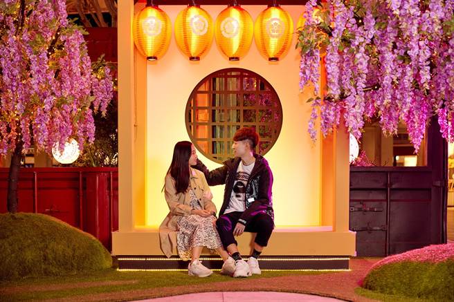 台中港店_夜間紫藤花瀑仙境。（台中港三井OUTLET提供／陳淑娥台中傳真）