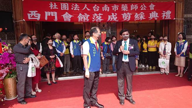 健保署长李伯璋（右）感谢台南市药师公会理事长吴振名（左）在新冠肺炎疫情期间的帮忙。（程炳璋摄）