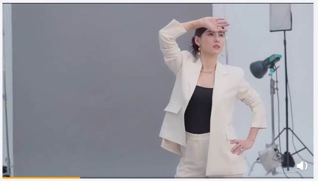 张柏芝穿白色贴身裤装、挺直腰大方给拍。（图／取材自张柏芝微博）