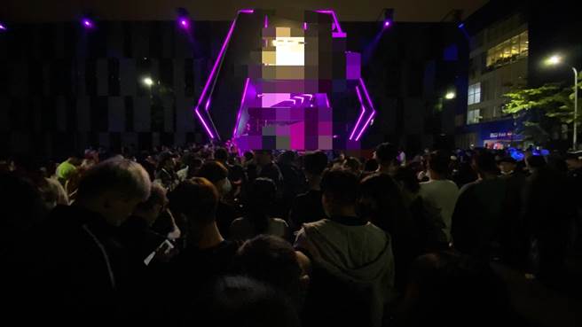 台中市南屯一家夜店人數總量為306人，湧入超量消費者，遭警方開罰2到10萬元。（民眾提供／盧金足台中傳真）