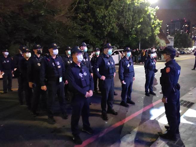 警方實施第二波擴大臨檢掃蕩，夜店容留人數超量遭開罰。（民眾提供／盧金足台中傳真）