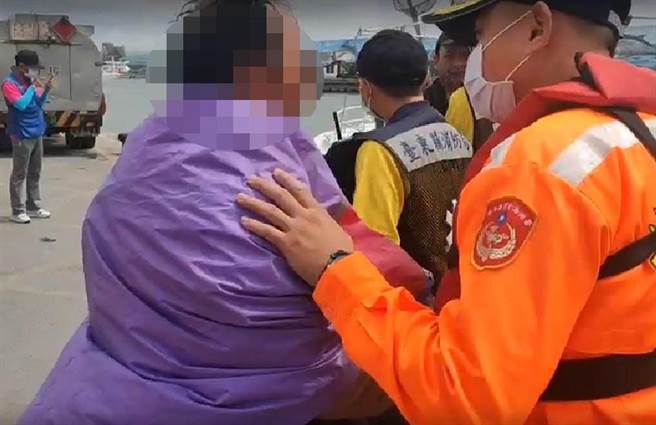 1艘漁船進水翻覆，人員獲救無大礙。（民眾提供）