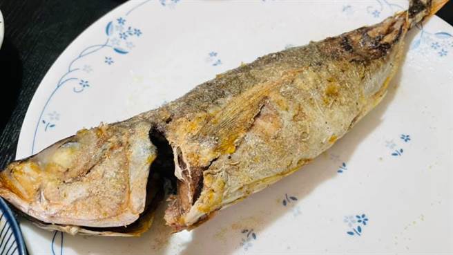 这名网友指出，煎鱼最忌讳的就是一下锅就翻不停，只要掌握鱼下锅就不要动，就不会破皮、黏锅。(翻摄自 厨艺公社)