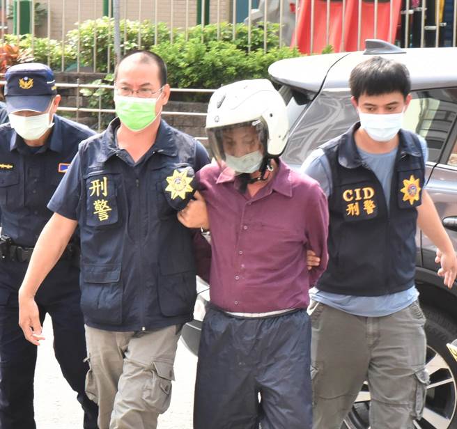 罹癌麵包师傅方进祥日前在大树区打死两名男子，其中一名死者的媳妇14日控诉，当事人简姓前妻对后事的费用有意见，双方没有共识。图为警方日前逮捕方嫌。（本报资料照片）