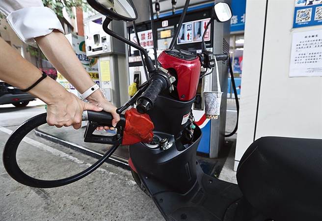 加油要快！中油29日起调涨汽油3角、柴油2角。（本报资料照）