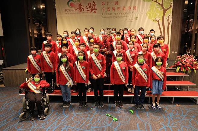 灵鹫山普仁奖创办人心道法师与第11届全国普仁奖得奖学生合影。（灵鹫山佛教教团提供）