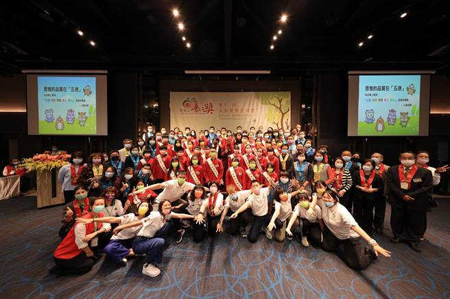 第11届灵鹫山全国普仁奖颁奖典礼，3月14日在新北市贡寮区福容大饭店举行，全体参加者合影，画下完美句点。（灵鹫山佛教教团提供）