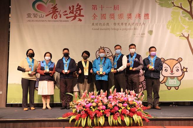 教育部国民及学前教育署副署长戴淑芬（左四）颁发「推动品德教育成效卓越」奖座，由台北市启聪学校校长赵丽华、新北市瑞芳国中校长王绿琳、贡寮国中校长施敏雄、安溪国中校长池旭臺、桃园市龙潭国中校长谢益修、新竹县芎林国中校长徐俊铭、台中市大安国中校长国立民7位领奖。（灵鹫山佛教教团提供）