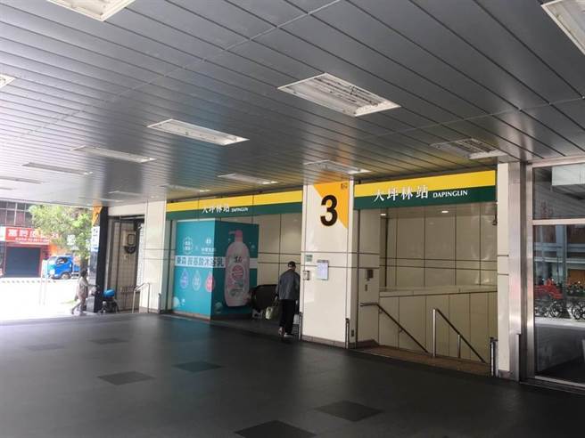 17岁詹姓少年领有轻度残障手册，13日晚间9时许因故与父亲吵架，利用父亲名义发信给台北捷运公司，扬言「后天正午将在新店大坪林站发生一场爆炸。」（张薷翻摄）