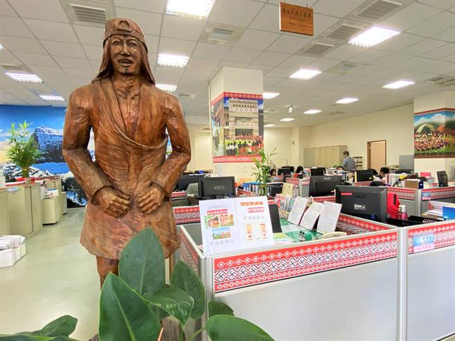 苗栗县政府争取原住民族委员会经费，即日起至10月31日受理原住民长者装置假牙补助申请，原民中心设有服务柜台。（巫静婷摄）