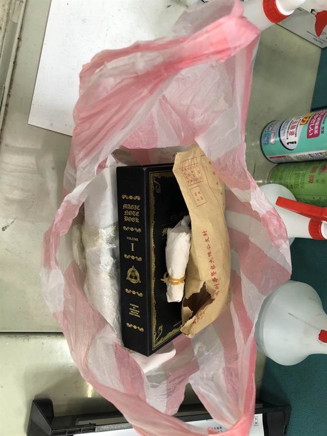 日前檢查員警辦公室及待勤室時，竟在六隊的備勤室天花板內查獲1把改造手槍及毒品。刑大澄清，為10年前的證物與館長案無關。（翻攝）