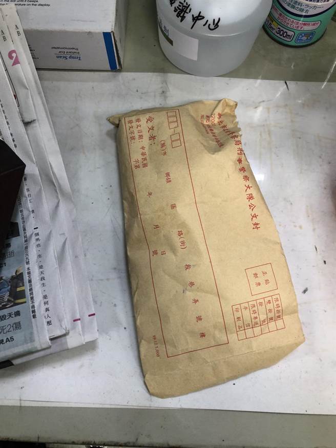 日前檢查員警辦公室及待勤室時，竟在六隊的備勤室天花板內查獲1把改造手槍及毒品。刑大澄清，為10年前的證物與館長案無關。（翻攝）