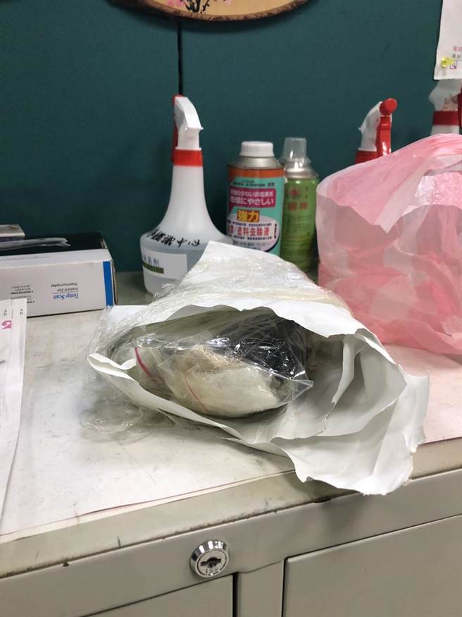 日前檢查員警辦公室及待勤室時，竟在六隊的備勤室天花板內查獲1把改造手槍及毒品。刑大澄清，為10年前的證物與館長案無關。（翻攝）