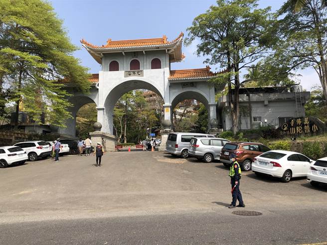 台版吳哥窟楠西萬佛寺爆紅，警加強取締違停。（讀者提供／劉秀芬台南傳真）