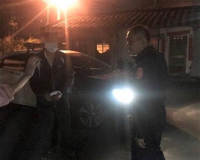 旗山警方日前發現一名老翁走在路旁，上前關心。（警方提供／林瑞益高雄傳真）