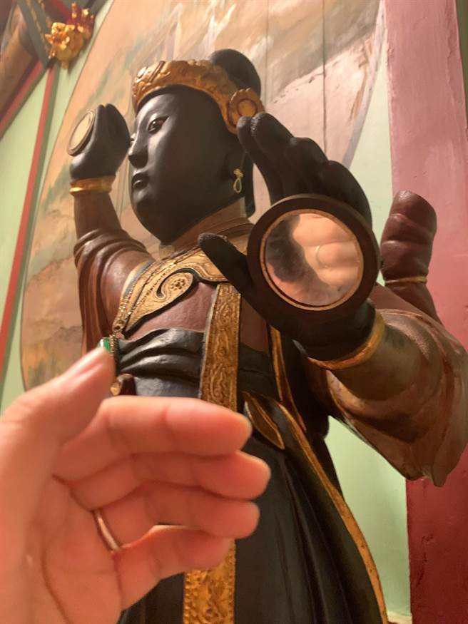 風神廟雷母的鏡子經清潔後返亮。(台南市文化局提供／曹婷婷台南傳真)