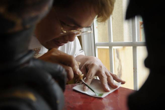 風神廟雷公神像底座彩繪起翹壓回。(台南市文化局提供／曹婷婷台南傳真)