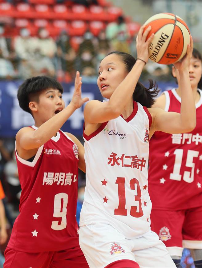 邱群琋（中）预告下季HBL要有更出色的表现。（陈怡诚摄）