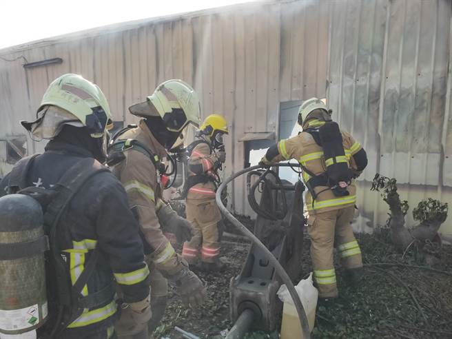 台南市盐水区岸内里一处废弃小吃部下午3点9分传出火警，幸好无人受困。(读者提供／刘秀 芬台南传真)