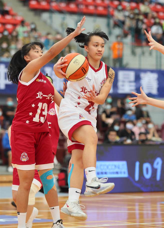 HBL明星赛女生组表演赛白队队长宋瑞蓁（右）在对手防守下寻找传球机会。（陈怡诚摄）