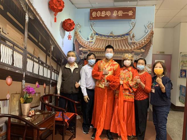 今年白色情人節總計有100對新人完成登記，與去年同期43對相比，成長逾2倍，顯見白色情人節浪漫又具紀念寓意，深受新人喜愛。（台中市府提供／盧金足台中傳真）