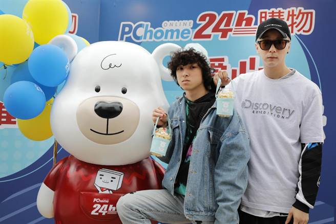 廖人帥（右）與網紅亞歷三小出席公益活動。（PChome提供）