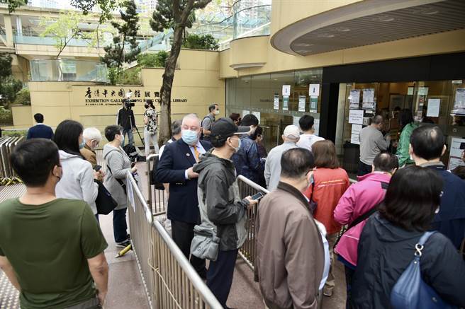 據港媒報導，香港13日再新增兩名疑似在接種科興疫苗後死亡案例，另有一人目前在加護病房治療，情況危殆。香港疫苗臨床事件評估專家委員會15日將開會討論。圖為香港民眾接種新冠疫苗。（中新社）