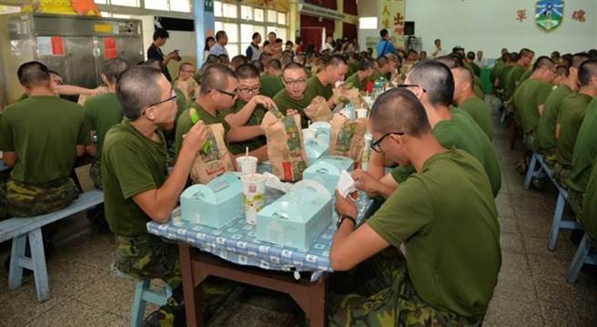 军中伙食常被人诟病难吃，有网友好奇，吃过最特别的暗黑料理是什么？钓出一堆过来人爆料，恐怖程度惊呆眾人。示意图非当事人。(资料照)