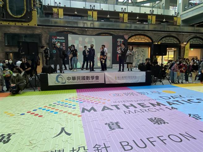 今天是国际数学日，国内数学界在科教馆举行布丰投针实验，民眾把竹籤撒在画了许多等间距平行线的纸上，以计算出圆周率的近似值。（林志成摄）