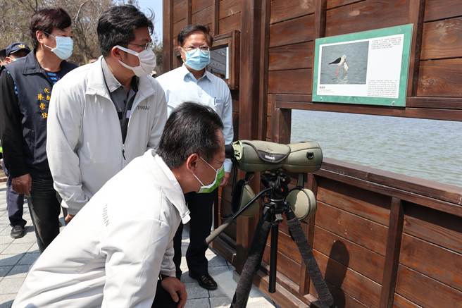 嘉义县布袋镇新岑公园改善工程落成，县长翁章梁（看望远镜者）前来体验专业赏鸟乐趣。（张毓翎摄）