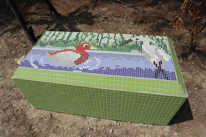 云管处在新岑公园新建候鸟意象图案的休憩座椅。（张毓翎摄）