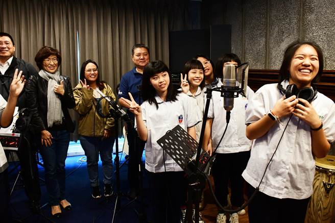 豐田國中原住民流行音樂班14日在專業錄音室開心秀成果，但有家長擔心孩子3年後的銜接問題。（莊哲權攝）