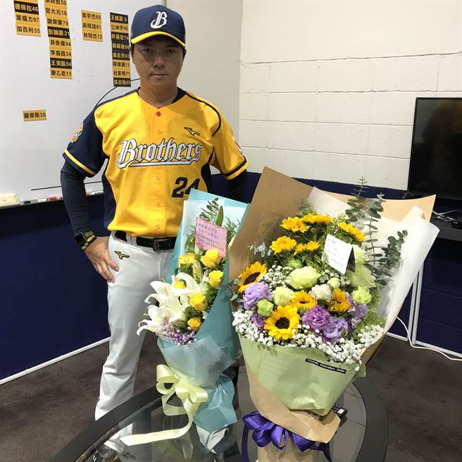 日本送來的花籃，祝賀林威助升任中信兄弟一軍總教練。（中信兄弟提供）