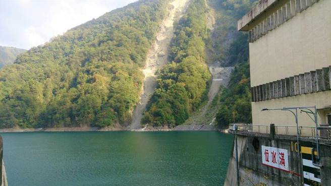 缺水严峻，台中市开第一枪，上周已与公立游泳池业者开会，将视旱象情况发布，除了每日营业时间缩短，每周1至2天暂停开放游池。（卢金足摄）