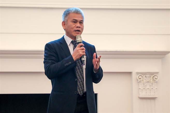 台湾游泳池事业协会主委范清乐14日表示，游泳池业者去年刚经歷疫情，现又遇水情，经营吃紧，但旱象当前，业者还是会配合政府因应。（卢金足摄）