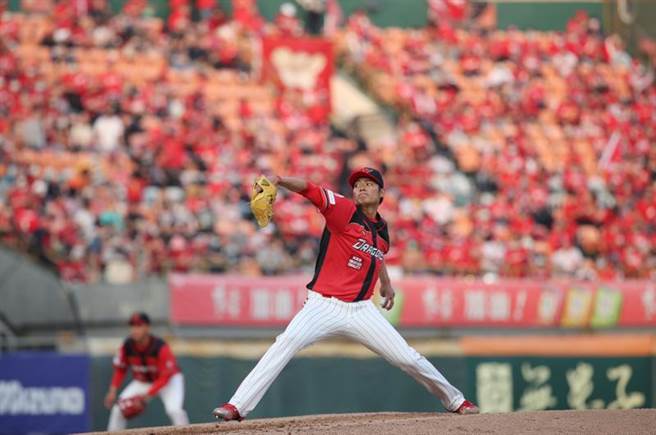 味全龍回歸首戰派出王維中先發。（中央社）