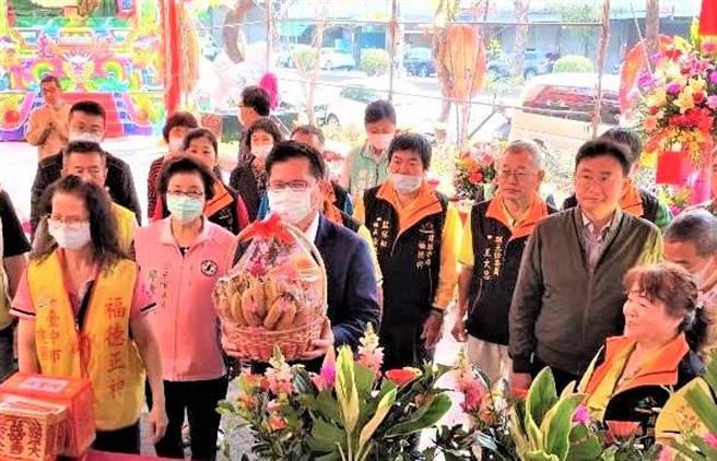 土地公「头牙」，交通部长林佳龙（左三）14日到台中市建国市场福德祠祈福。（卢金足摄）