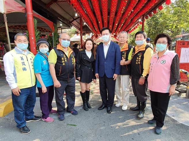 交通部长林佳龙（左五）被视为再度参选台中市长的热门人选，勤跑基层搏感情，14日土地公生日，与民进党立委、议员到建国市场参拜土地公。（卢金足摄）