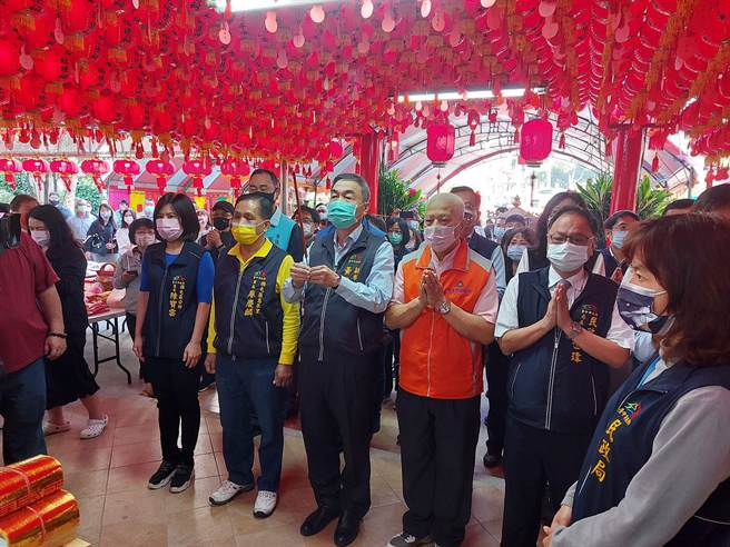 农历2月2日土地公诞辰，台中市府副市长黄国荣（中）14日到惠来里福德祠参拜土地公，祈求市运昌隆。（卢金足摄）