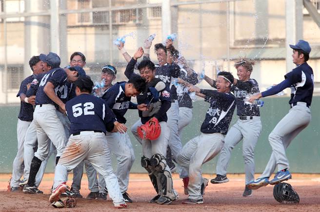台北市大夺下暌违21年的大专杯冠军，球员们开心洒水庆贺。（郑任南摄）